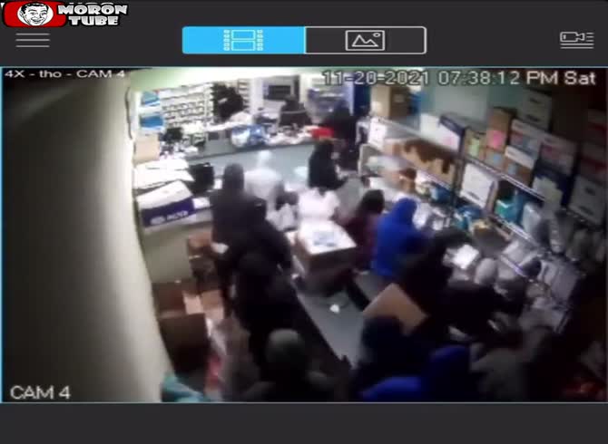 Video :In a matter of seconds, criminals break into a drugstore and loot it!